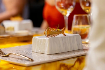 Večeře Champagne & Spice staví vedle sebe francouzské Champagne a výrazné chutě indické kuchyně. Perlení a kyselina vína mohou vyvažovat koření i bohatší omáčky.