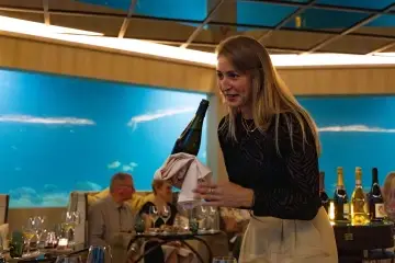 Restaurace M6m v resortu OZEN LIFE MAADHOO se nachází šest metrů pod hladinou. Letošní program zde propojí Champagne Guy Charbaut s menu připraveným pro podmořské prostředí.